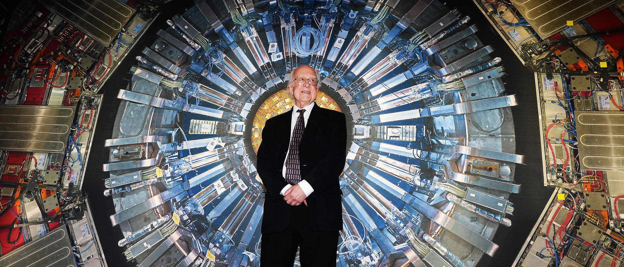 Physik-Nobelpreisträger Peter Higgs vor einem Bild des CMS-Detektors am CERN