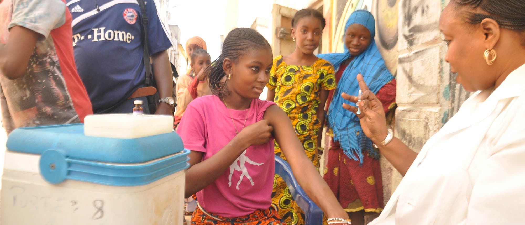 Eine Krankenschwester impft Kinder im Senegal gegen Masern.