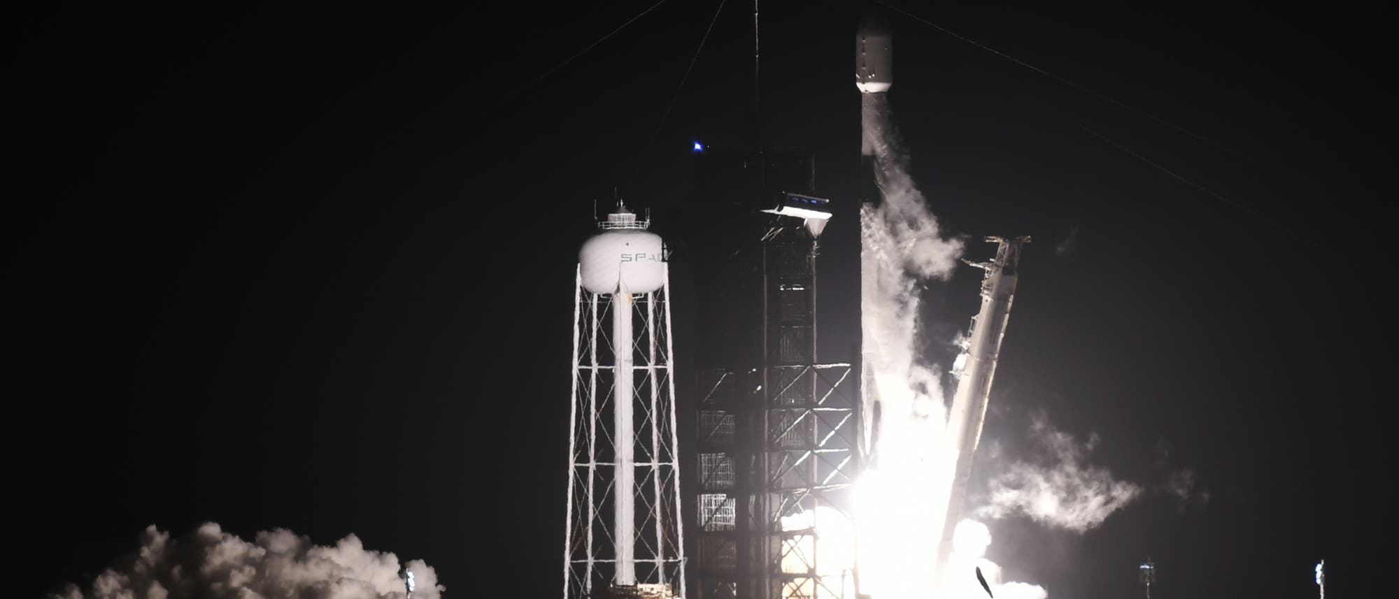 Eine Falcon-9-Rakete bringt den Nova-C-Lander der IM-1-Mission ins All
