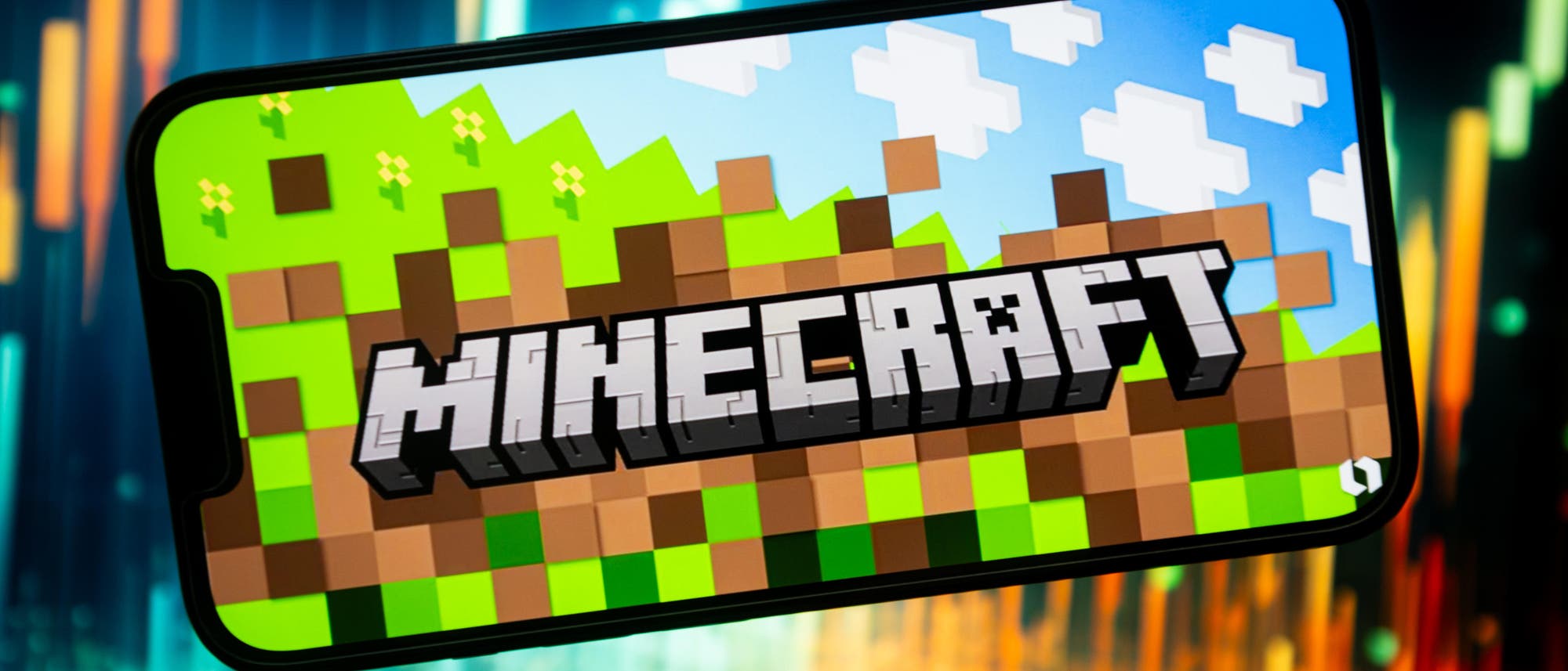 Ein Handy mit dem geöffneten Minecraft-Spiel