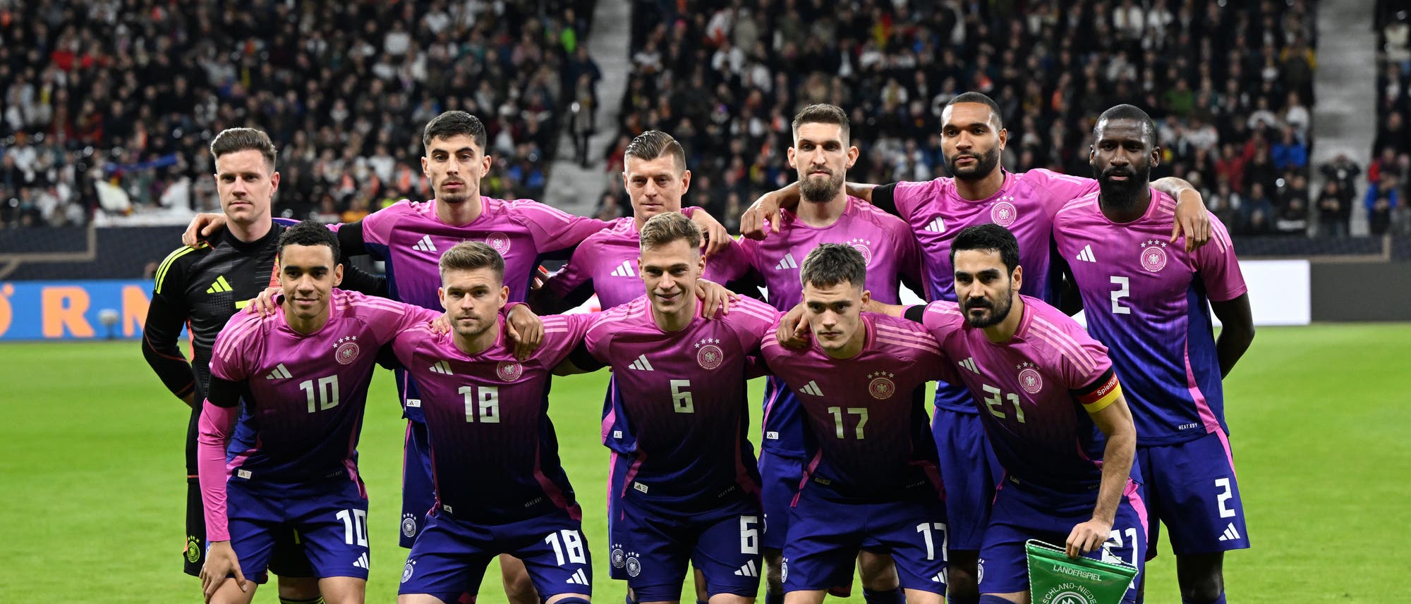 Die Fußballnationalmannschaft posiert für das Teamfoto vor dem Länderspiel gegen die Niederlande im März 2024.