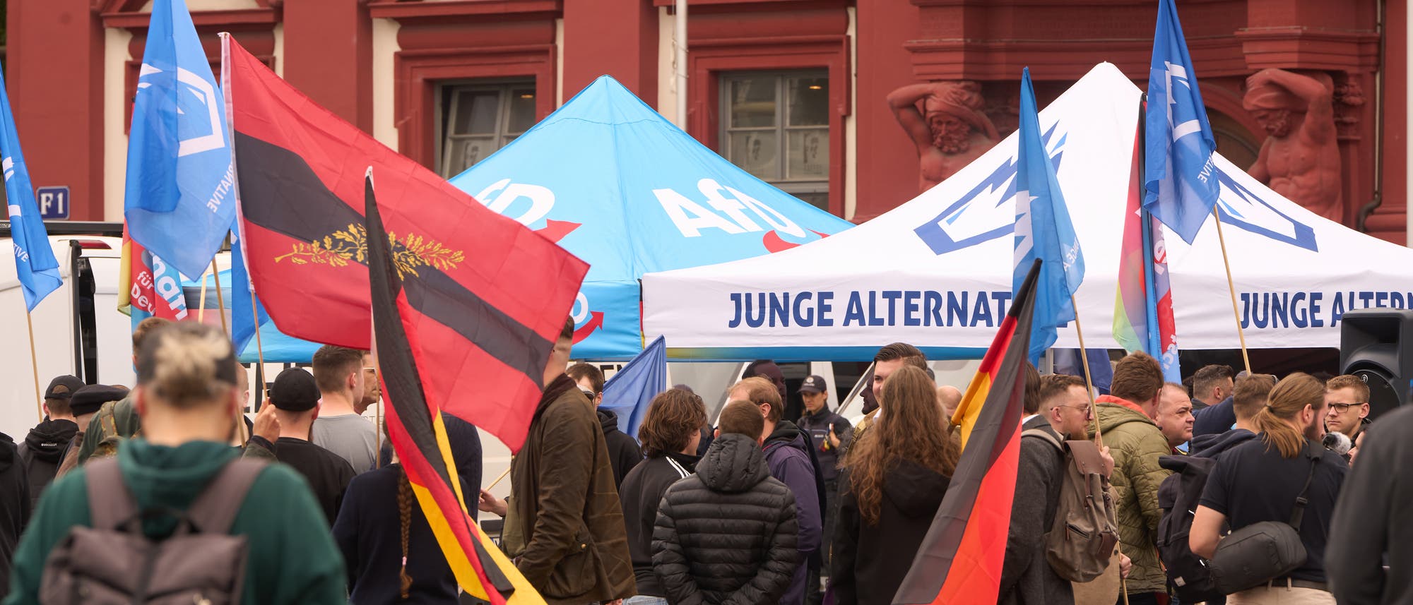 Infozelte der AfD und der Jungen Alternative in Mannheim, davor Menschen mit Deutschlandfahnen
