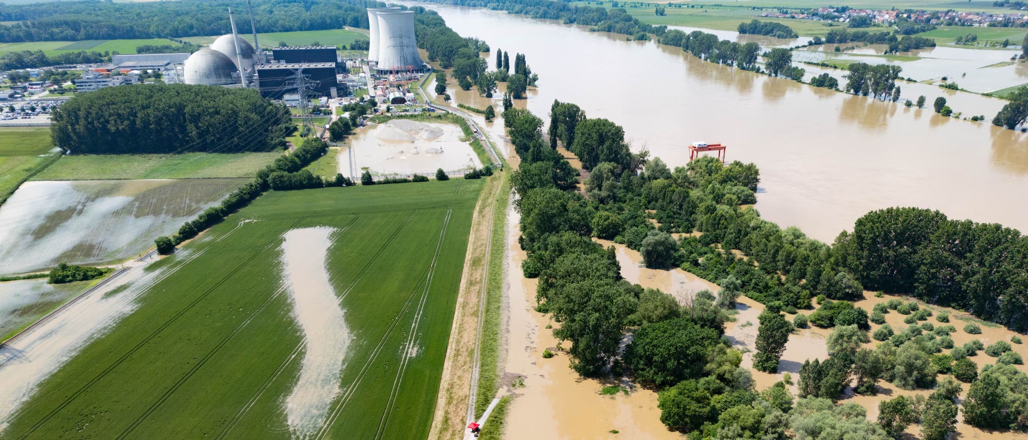 Das Hochwasser des Rhein im Juni 2024 hat landwirtschaftliche Flächen am abgeschalteten AKW im südhessischen Biblis überflutet.