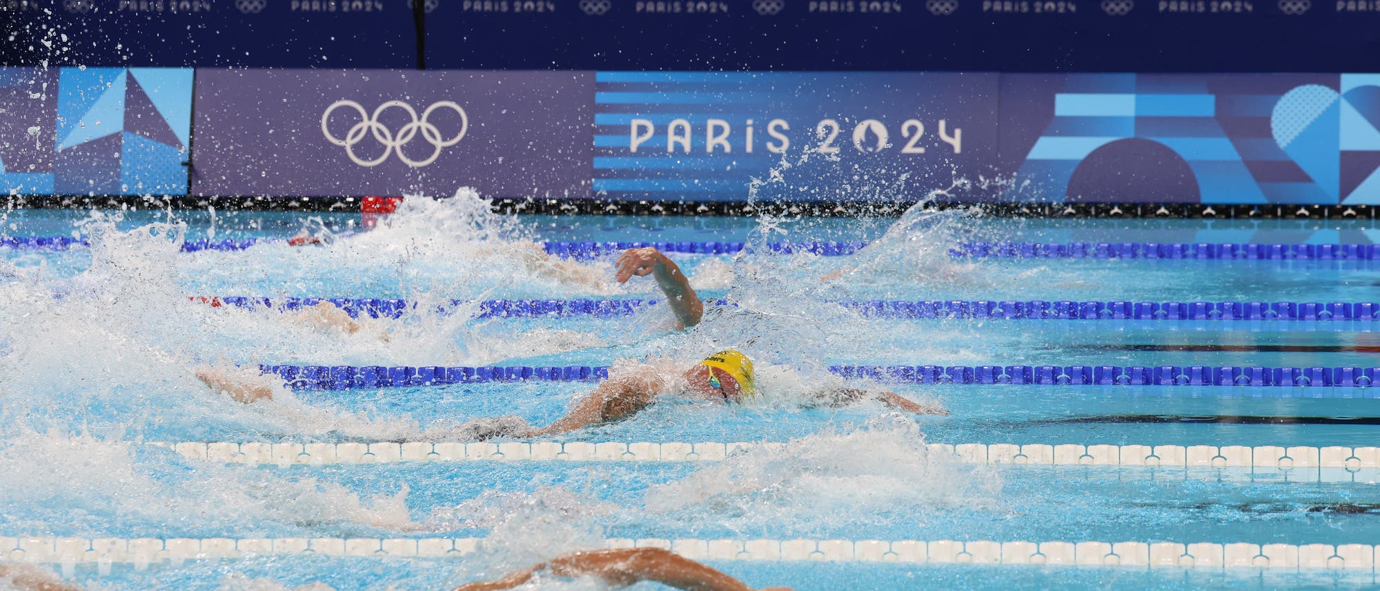 Schwimmer im Schwimmbecken von La Defense Arena in Paris bei den Olympischen Spielen