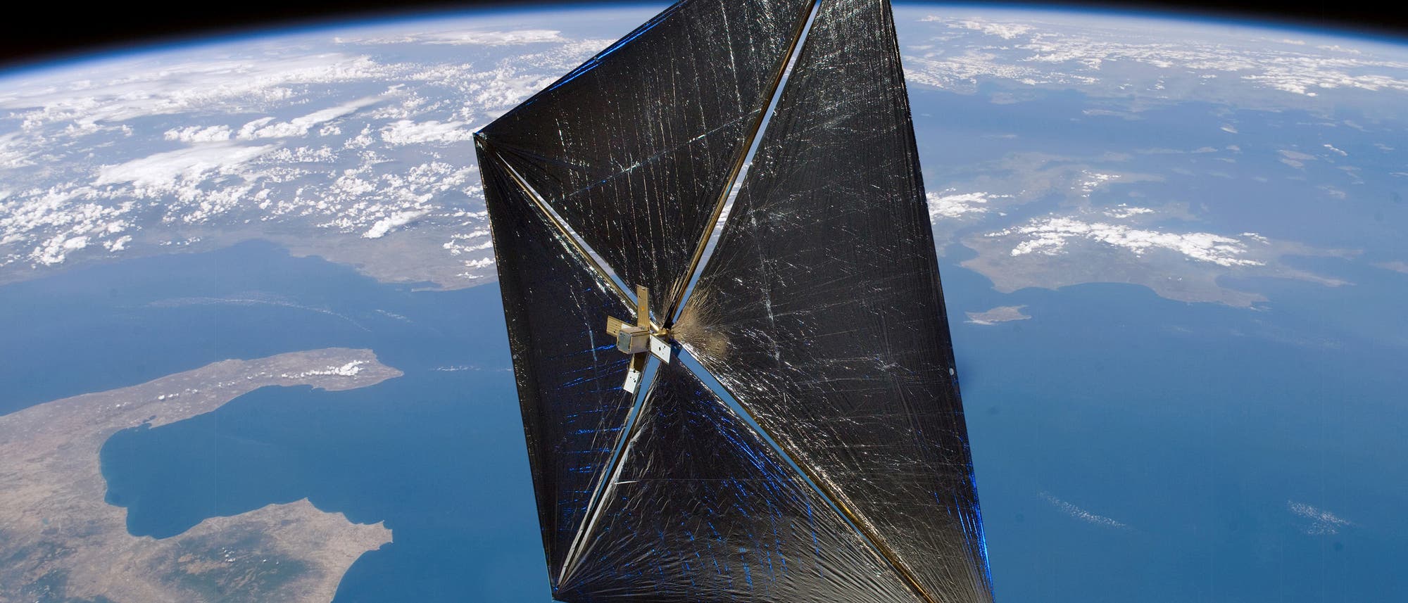Dünn und flach. Ein interstellares Sonnensegel sieht in etwa so aus wie dieses Demonstrationsexperiment der NASA (Solar Sail Demonstrator). Die Seitenlänge beträgt 37 Meter.