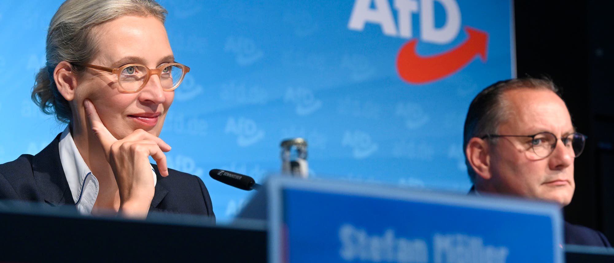 AfD-Chefin Alice Weidel im Vordergrund und ihr Kollege Tino Chrupalla im Hintergrund bei einer Pressekonferenz