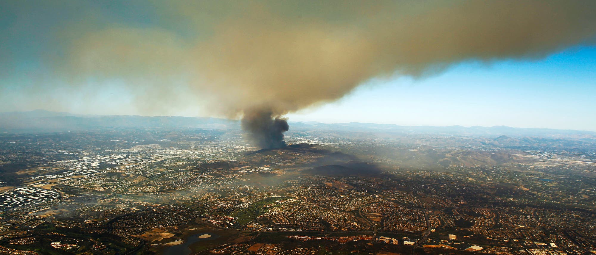 Ein Feuer brennt in den kalifornischen San Elijo Hills