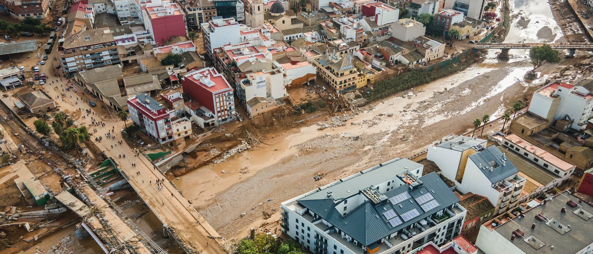 Schlamm bedeckt die Stadt Paiport südlich von Valencia nach dem Sturm  Ende Oktober 2024.