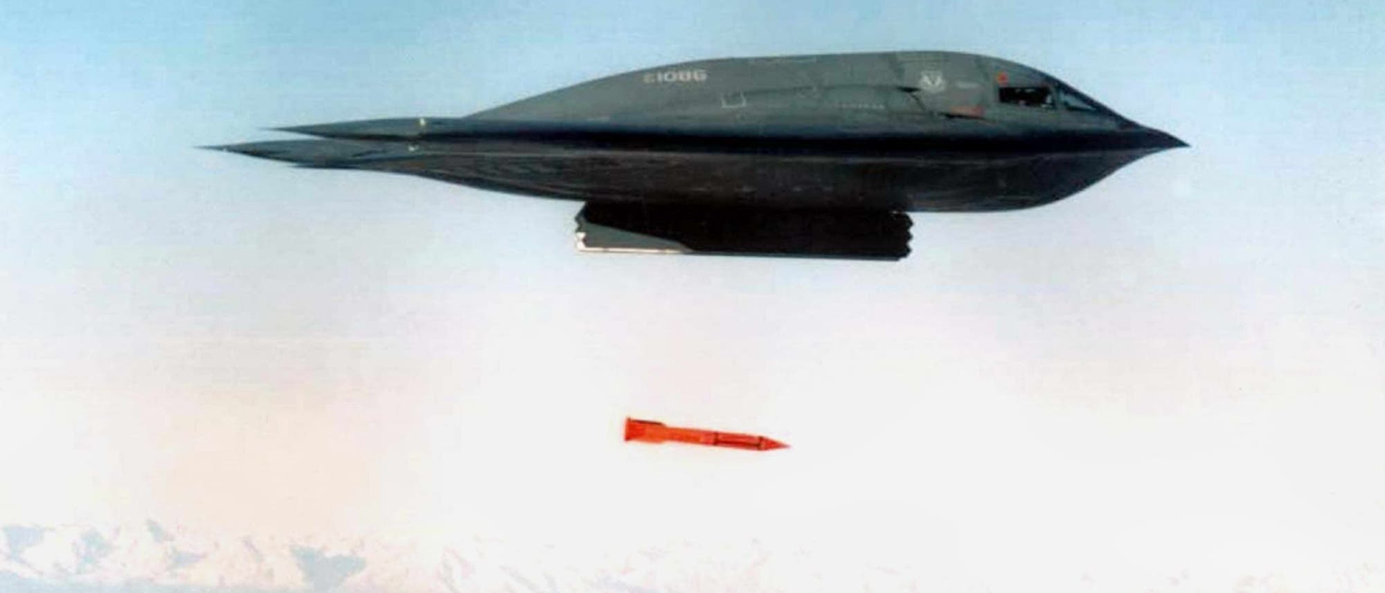 Ein Tarnkappenbomber wirft eine - nicht scharfe - taktische Nuklearwaffe des Typs B61-11 ab.