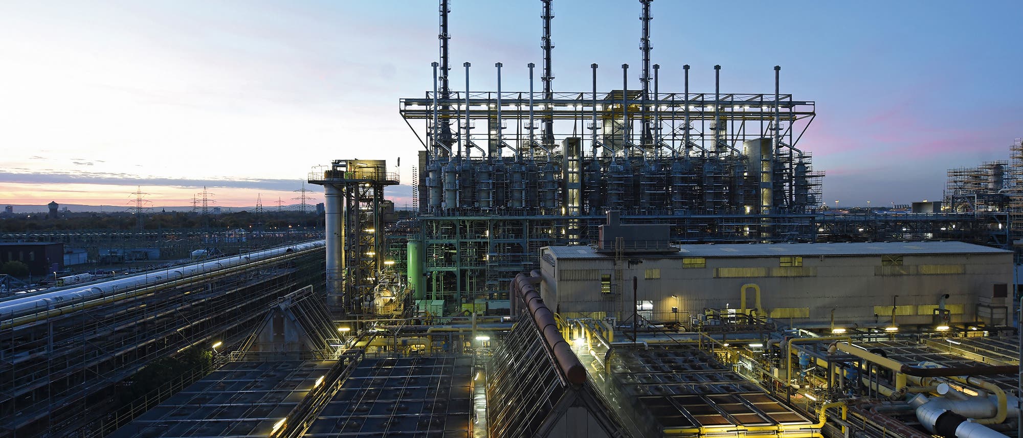 Blick auf die Ammoniakanlage der BASF Ludwigshafen bei einbrechender Dunkelheit