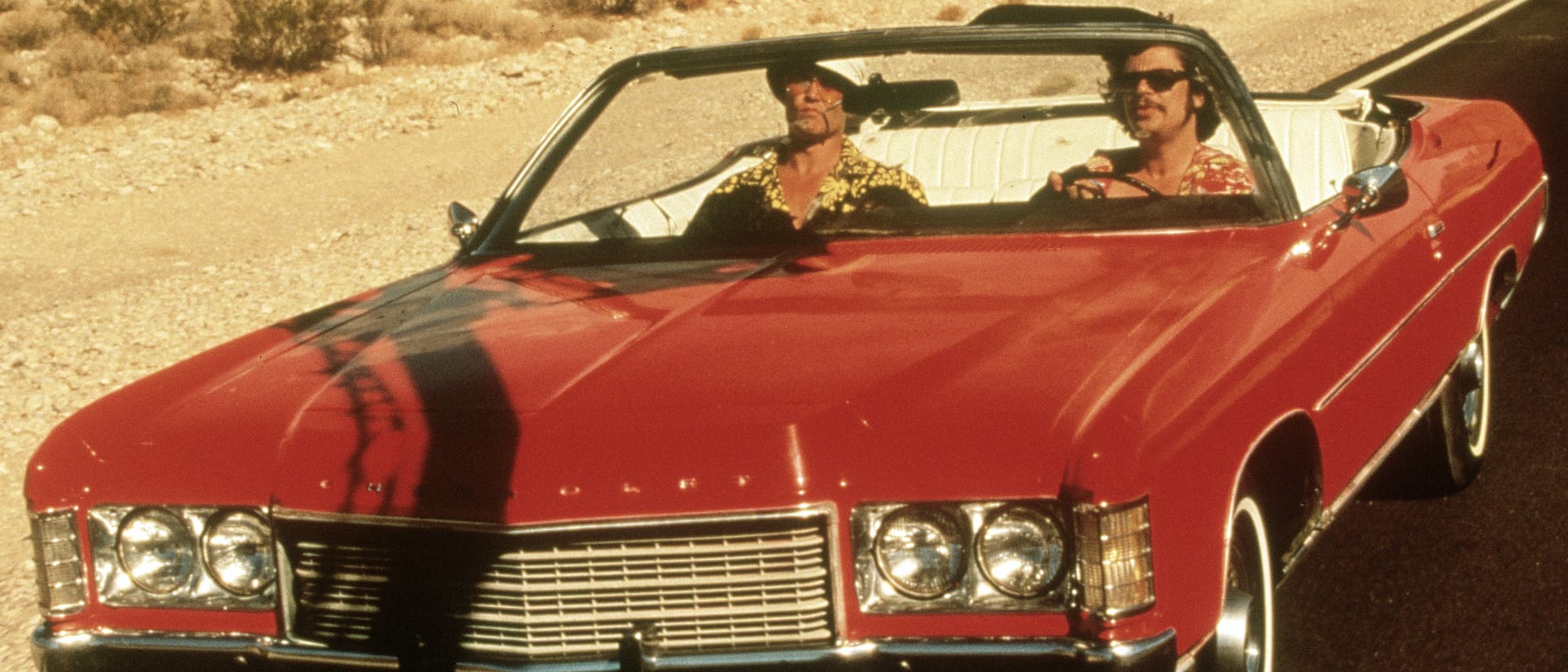 In der Verfilmung von »Fear and Loathing in Las Vegas« spielen Johnny Depp und Benicio del Toro die Rollen von Raoul Duke und Dr. Gonzo.