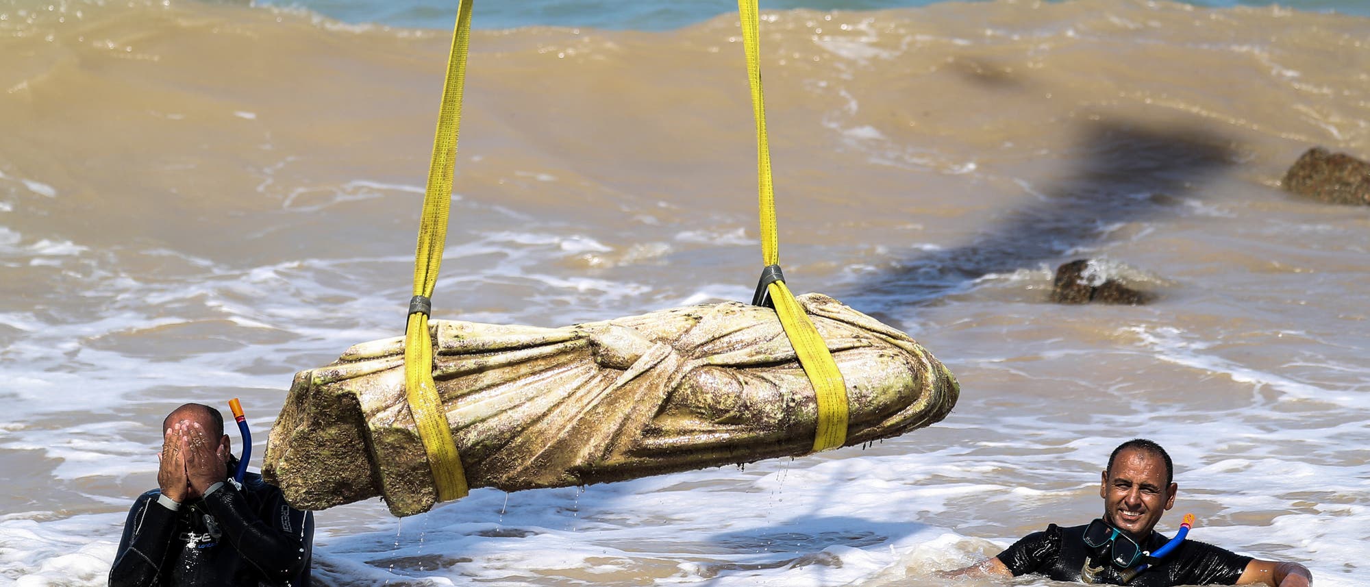 Taucher im Meer bergen eine antike Statue mit Hilfe von Hebegurten. Taucher im Meer bergen eine antike Statue mit Hilfe von Hebegurten.