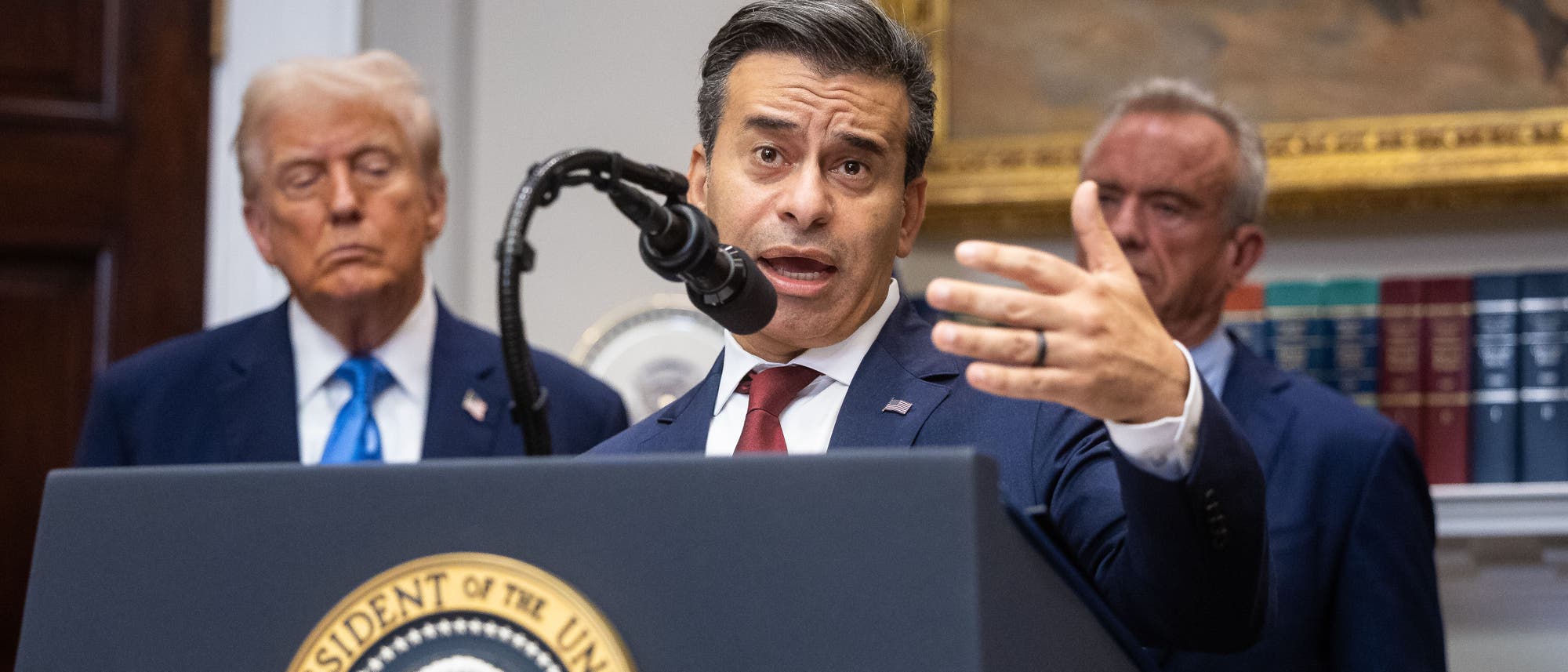 Martin Makary, Leiter der Food and Drug Administration (FDA), bei einer Pressekonferenz im Weißen Haus. Hinter ihm stehen US-Präsident Donald J. Trump sowie Gesundheitsminister Robert F. Kennedy Jr.