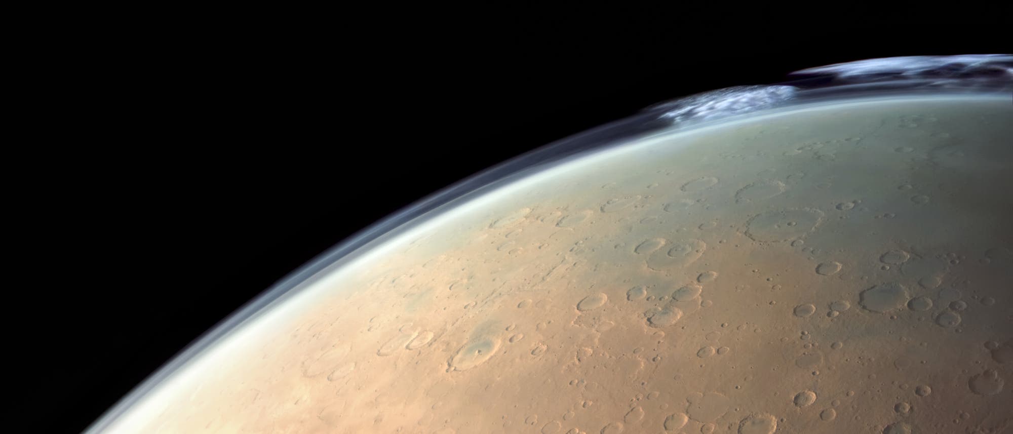Eine detaillierte Aufnahme der Marsoberfläche, die Krater und eine dünne Wolkenschicht am Horizont zeigt. Die Oberfläche erscheint rötlich braun mit zahlreichen Einschlagkratern unterschiedlicher Größe. Der schwarze Weltraum bildet den Hintergrund. Das Bild vermittelt einen Eindruck von der geologischen Beschaffenheit und Atmosphäre des Mars. Eine detaillierte Aufnahme der Marsoberfläche, die Krater und eine dünne Wolkenschicht am Horizont zeigt. Die Oberfläche erscheint rötlich braun mit zahlreichen Einschlagkratern unterschiedlicher Größe. Der schwarze Weltraum bildet den Hintergrund. Das Bild vermittelt einen Eindruck von der geologischen Beschaffenheit und Atmosphäre des Mars.