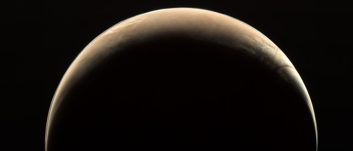 Eine astronomische Aufnahme zeigt einen Planeten im Halbschatten. Der obere Teil des Planeten ist von Sonnenlicht beleuchtet, während der Rest im Dunkeln liegt. Die Oberfläche weist subtile Farbverläufe auf, die auf atmosphärische Merkmale hindeuten könnten. Der Hintergrund ist schwarz, was den Fokus auf den Planeten verstärkt. Eine astronomische Aufnahme zeigt einen Planeten im Halbschatten. Der obere Teil des Planeten ist von Sonnenlicht beleuchtet, während der Rest im Dunkeln liegt. Die Oberfläche weist subtile Farbverläufe auf, die auf atmosphärische Merkmale hindeuten könnten. Der Hintergrund ist schwarz, was den Fokus auf den Planeten verstärkt.