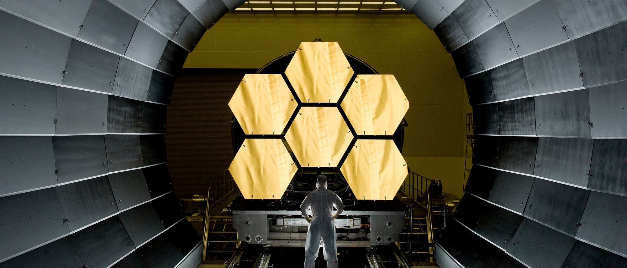 Der Ingenieur Ernie Wright beobachtet, wie die ersten sechs flugbereiten Primärspiegelsegmente des James Webb Space Telescope im Marshall Space Flight Center der NASA für die abschließenden Kryotests vorbereitet werden. (Archiv)