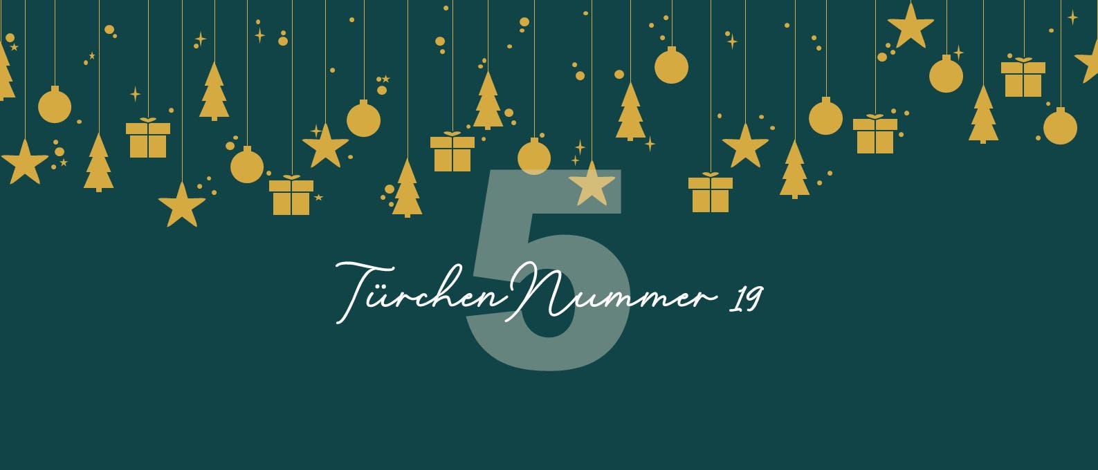 Ein festliches Bild mit einem dunkelgr&uuml;nen Hintergrund, auf dem goldene Symbole wie Sterne, Tannenb&auml;ume, Kugeln und Geschenke von oben herabh&auml;ngen. In der Mitte steht eine gro&szlig;e, transparente Zahl &bdquo;5&ldquo;. Darunter befindet sich der Text &bdquo;T&uuml;rchen Nummer 19&ldquo; in einer eleganten, wei&szlig;en Schrift. Das Bild vermittelt eine weihnachtliche Stimmung.
