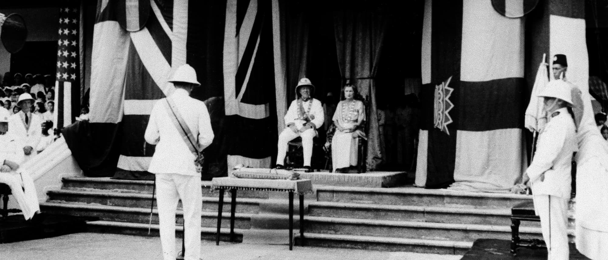 Rajah Charles Vyner Brooke und Ranee Sylvia von Sarawak wohnen auf Thronen der Hundertjahrfeier ihrer Dynastie bei. Im Jahr 1941 auf der südostasiatischen Insel Borneo.