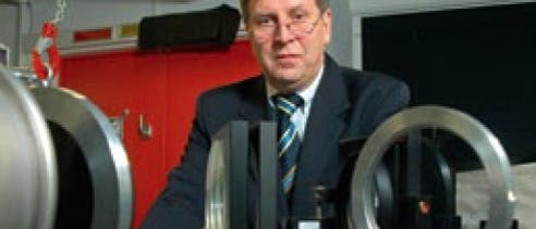 Wolfgang Sandner ist Direktor am Max-Born-Institut für Nichtlineare Optik und Kurzzeitspektroskopie sowie Professor an der Technischen Universität Berlin. Seit April 2010 steht der 63-Jährige außerdem der Deutschen Physikalischen Gesellschaft (DPG) als Präsident vor.