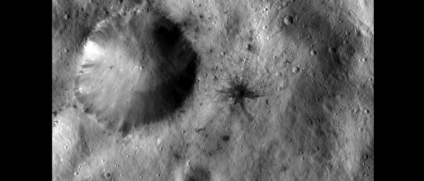 Krater mit dunklen Strahlen