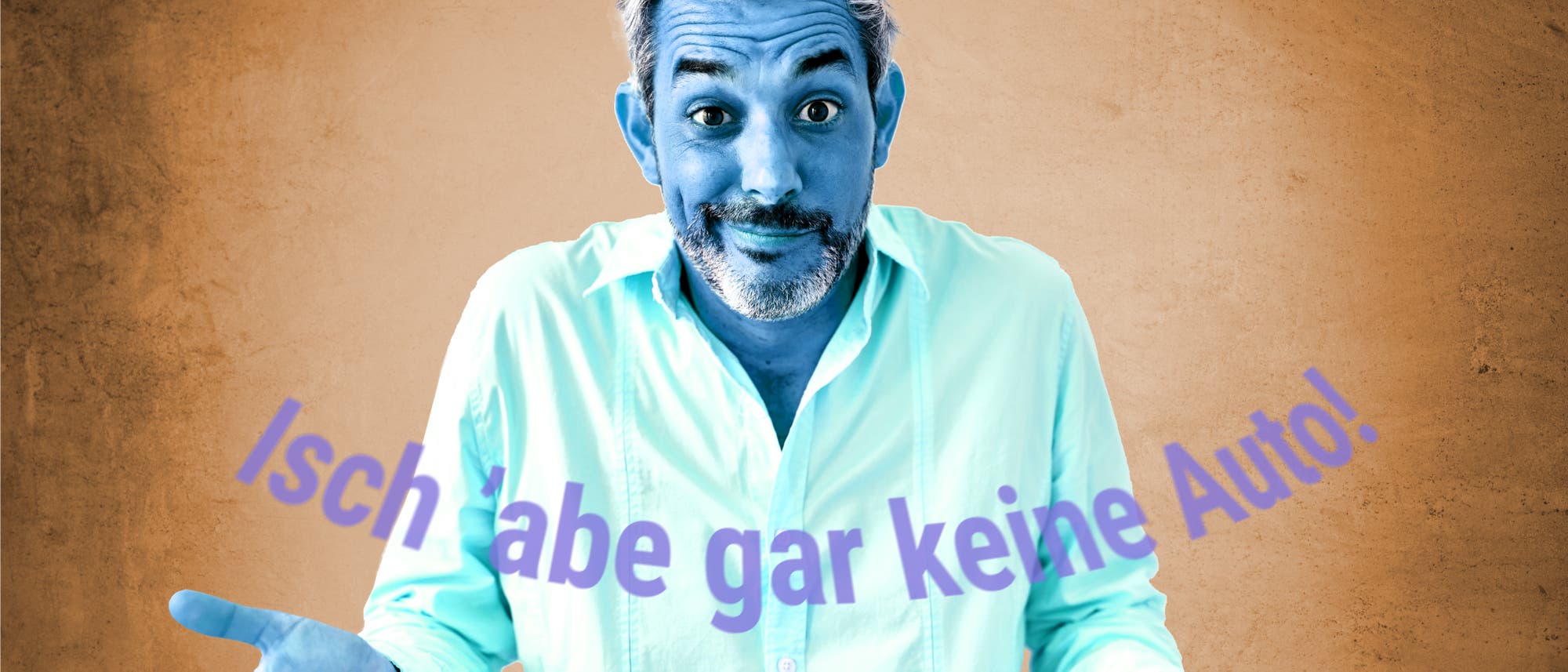 Ein Mann mit blau gefärbtem Gesicht und Händen trägt ein helles Hemd und hebt die Schultern, als ob er ratlos ist. Vor ihm steht in lila Schrift der Text: "Isch 'abe gar keine Auto!" Der Hintergrund ist eine beige Wand.