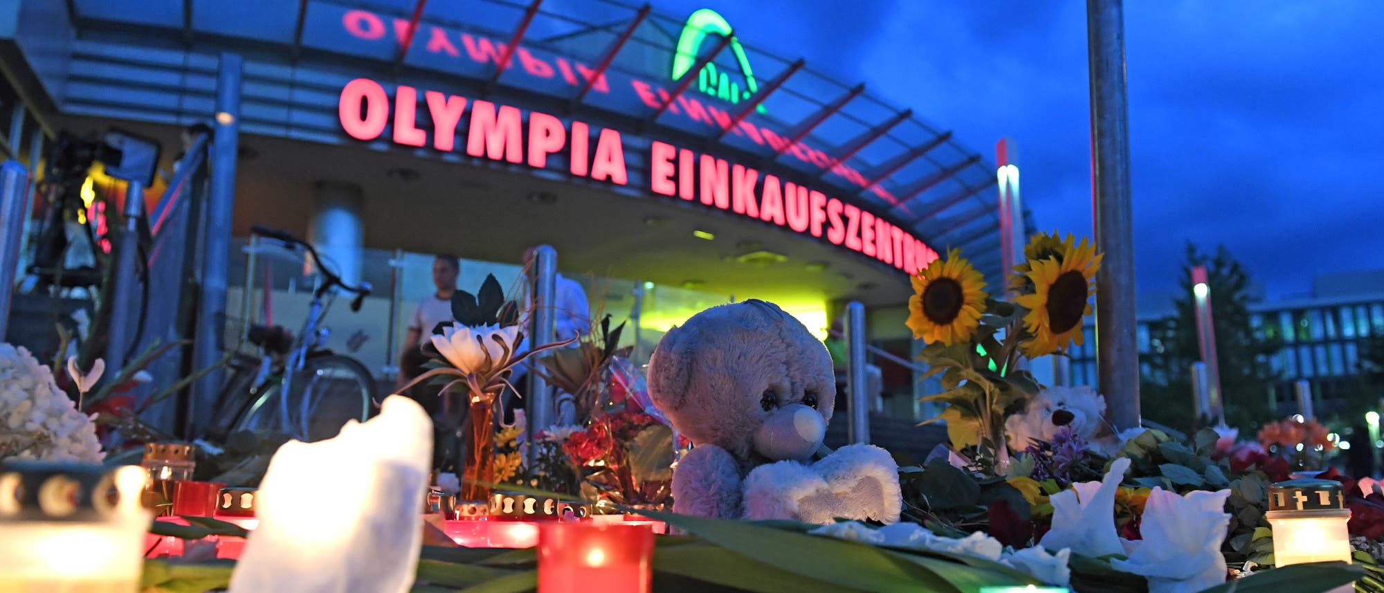 Ort der Trauer am Olympiaeinkaufszentrum in München