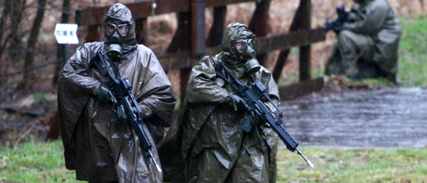 Soldaten der Bundeswehr in ABC-Schutzkleidung