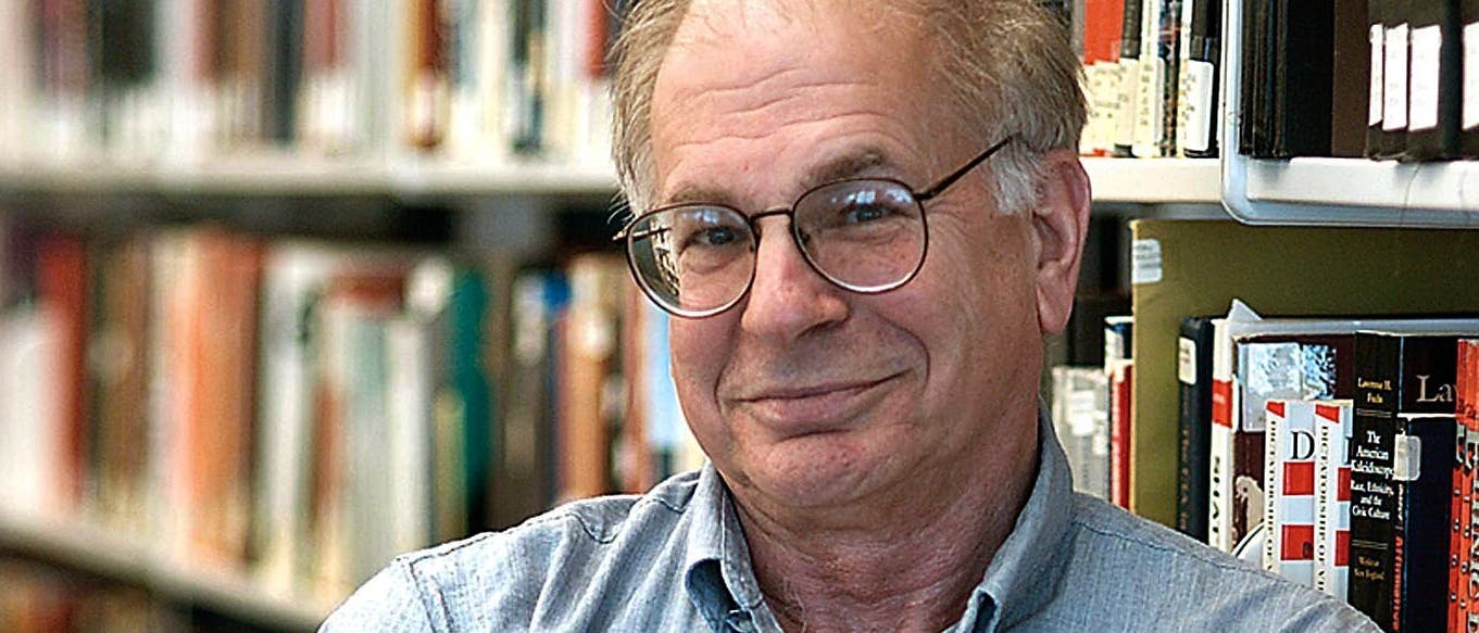 Porträtbild von Daniel Kahneman vor einem Bücherregal