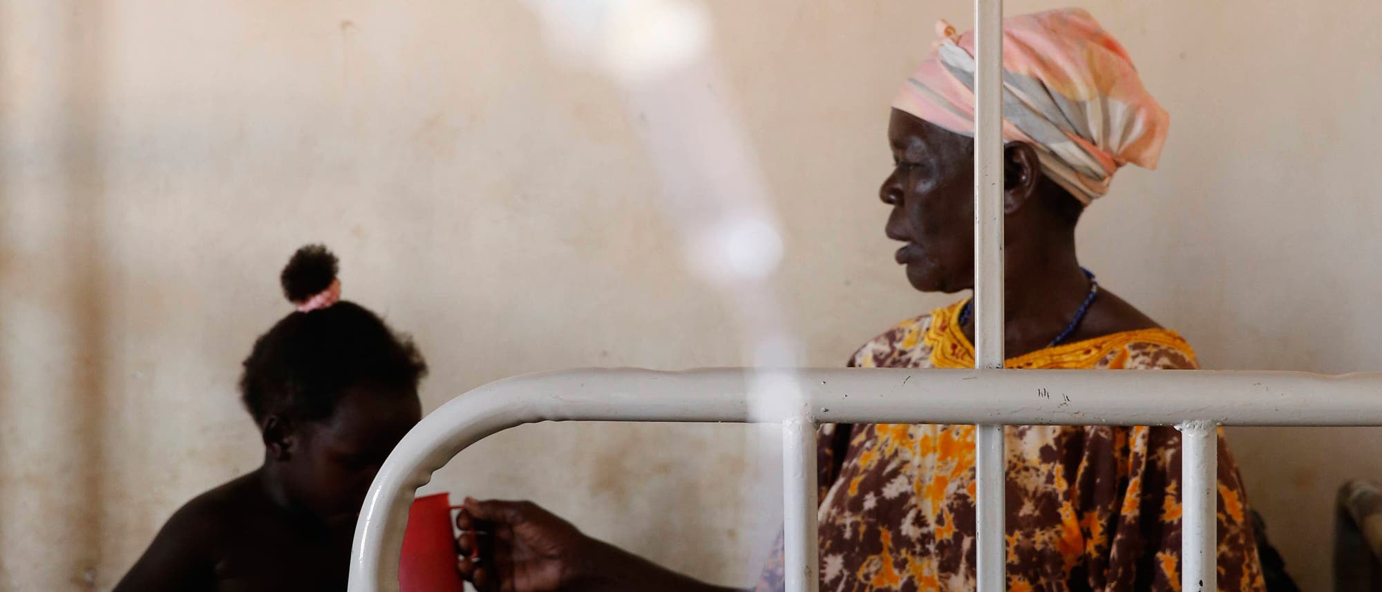 Eine Frau und ein Kind im Gesundheitszentrum Bweyale Medical Center in Uganda