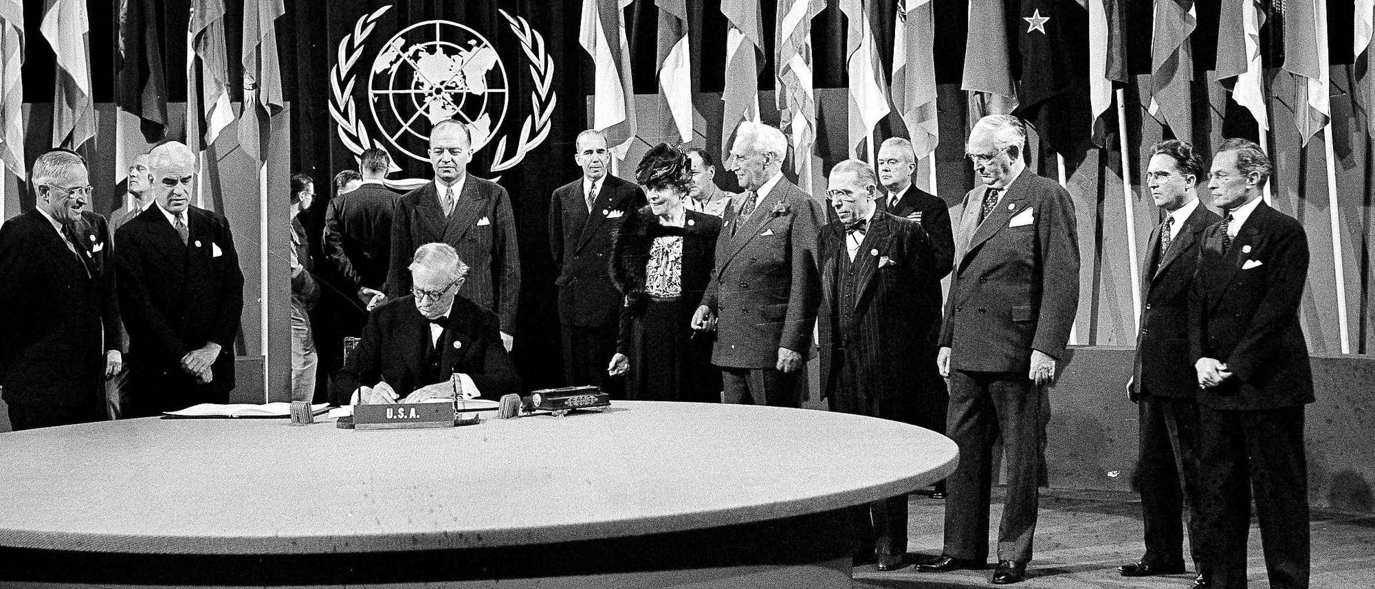Die US-amerikanische Delegation mit Präsident Truman (links) bei der Unterzeichnung der Charta