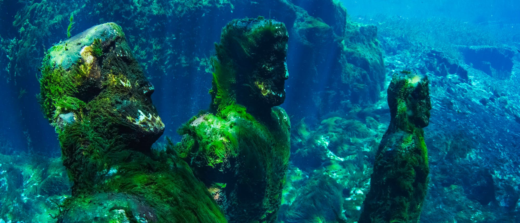 Statuen unter Wasser, die für ein Filmset platziert wurden.