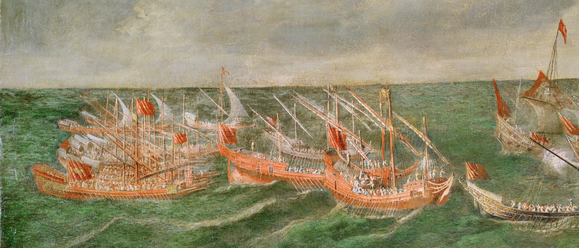 Ein historisches Gemälde zeigt eine Seeschlacht mit mehreren Segelschiffen auf stürmischer See. Die Schiffe sind in verschiedenen Formationen angeordnet, einige mit gehissten roten Flaggen. Ein historisches Gemälde zeigt eine Seeschlacht mit mehreren Segelschiffen auf stürmischer See. Die Schiffe sind in verschiedenen Formationen angeordnet, einige mit gehissten roten Flaggen.