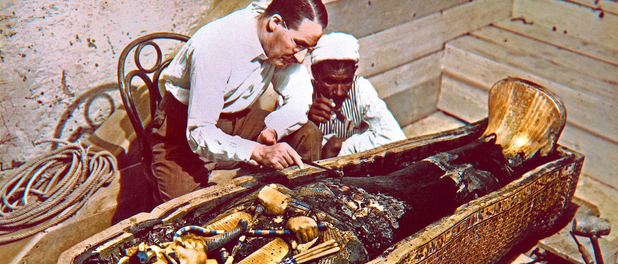 Howard Carter und ein Mitarbeiter untersuchen einen der Goldsärge von Tutanchamun.