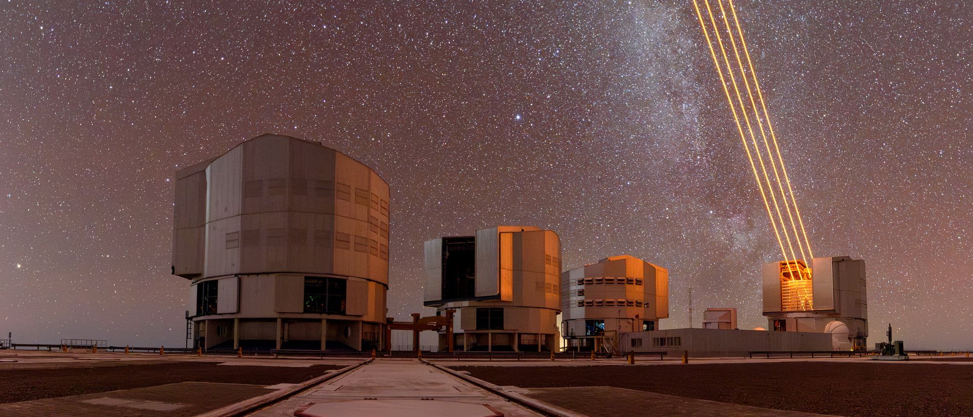 Nachtansicht der Teleskope des Very Large Telescope in Chile