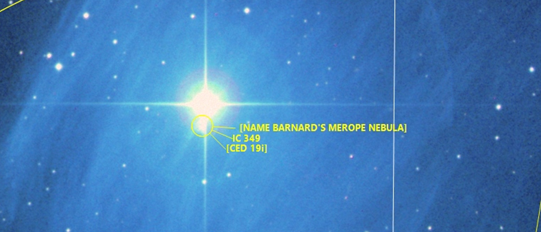Der offene Sternhaufen der Plejaden in der Nachbarschaft des Sterns Merope
