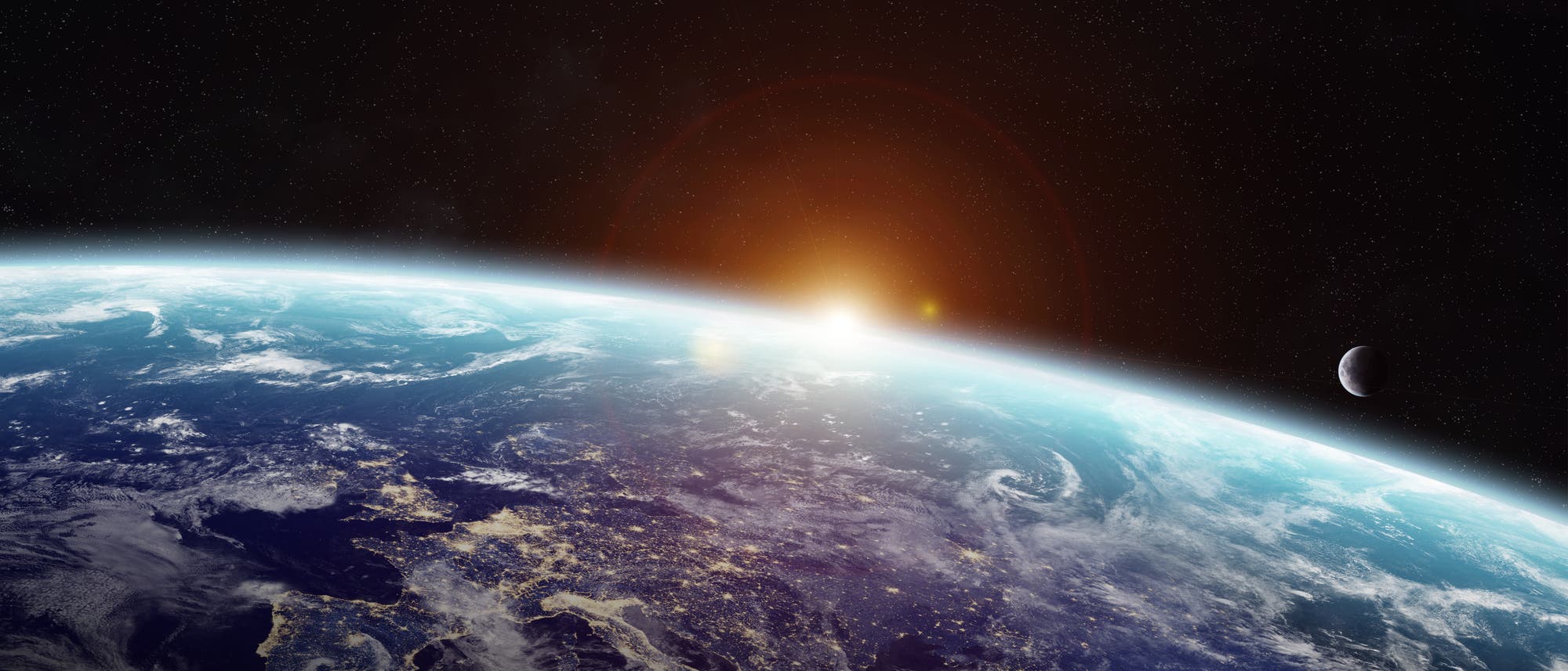 Ansicht der Erde aus dem Weltraum mit einem Sonnenaufgang am Horizont. Die Erdoberfl&auml;che zeigt Kontinente und Wolkenformationen, w&auml;hrend der Himmel mit Sternen &uuml;bers&auml;t ist. Der Mond ist im Hintergrund sichtbar. Das Bild vermittelt ein Gef&uuml;hl von Weite und Ruhe. Schl&uuml;sselw&ouml;rter: Erde, Weltraum, Sonnenaufgang, Mond, Sterne.