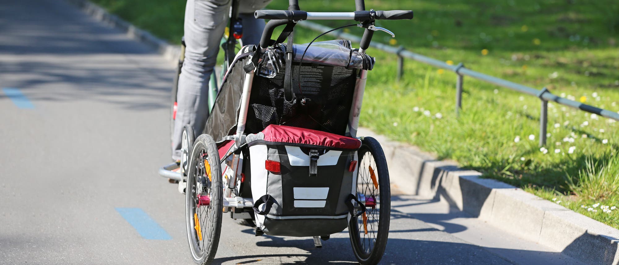 Radfahrer mit Fahrradanhänger