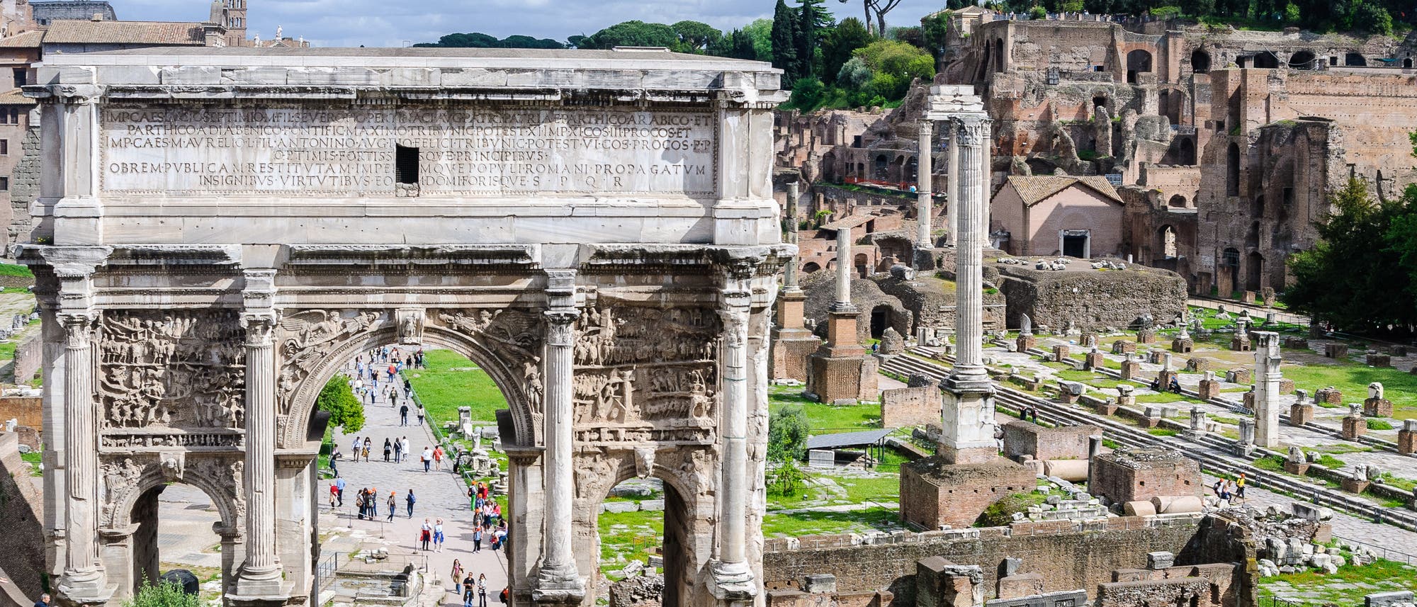 Das Forum mit dem Triumphbogen des Septimius Severus heute, Touristen schlendern hindurch. Das Forum mit dem Triumphbogen des Septimius Severus heute, Touristen schlendern hindurch.