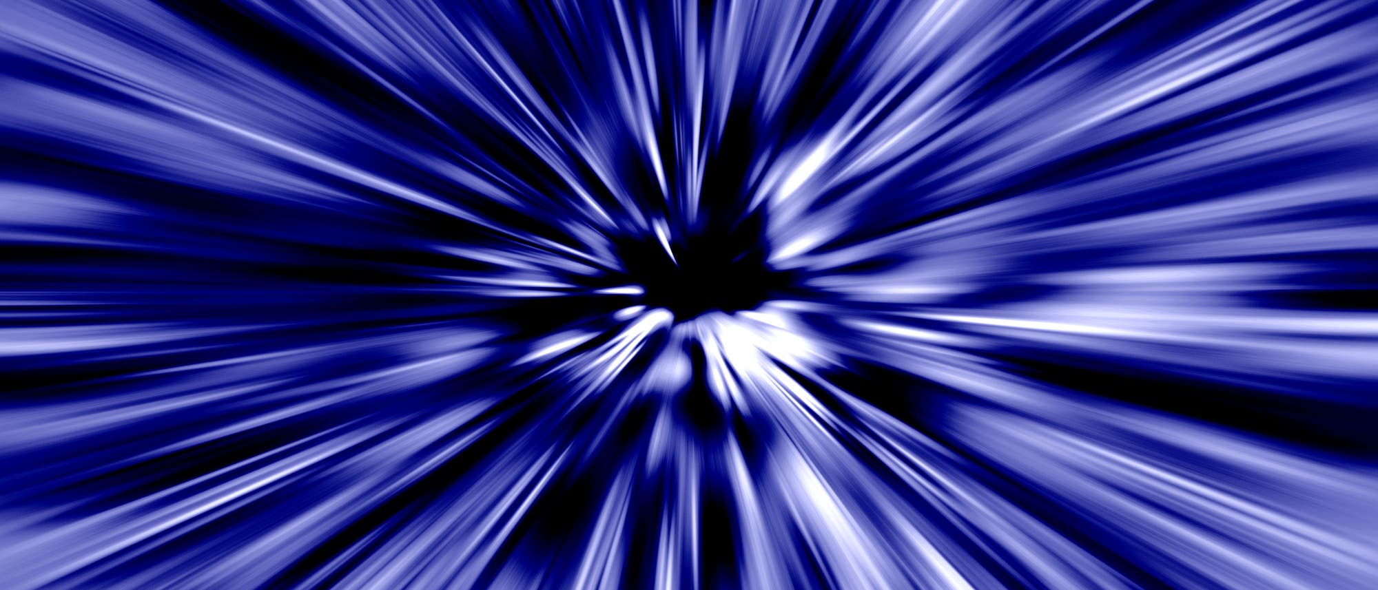 Aufs Bildzentrum zulaufende blaue und weiße Formen, die einen Eindruck von Geschwindigkeit vermitteln.