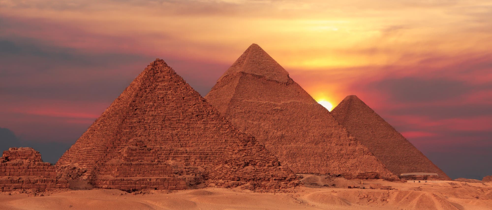 Pyramiden von Giseh vor untergehender Sonne