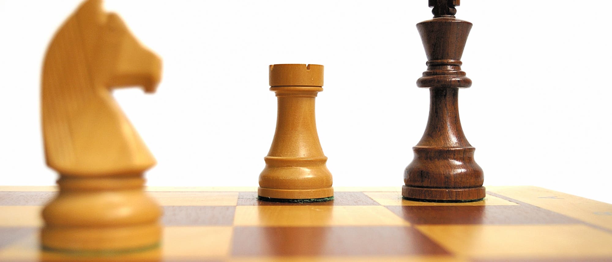 Springer, Turm und König auf einem Schachbrett