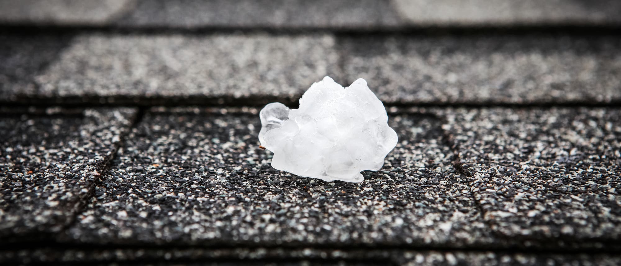 Hagel auf einem Dach