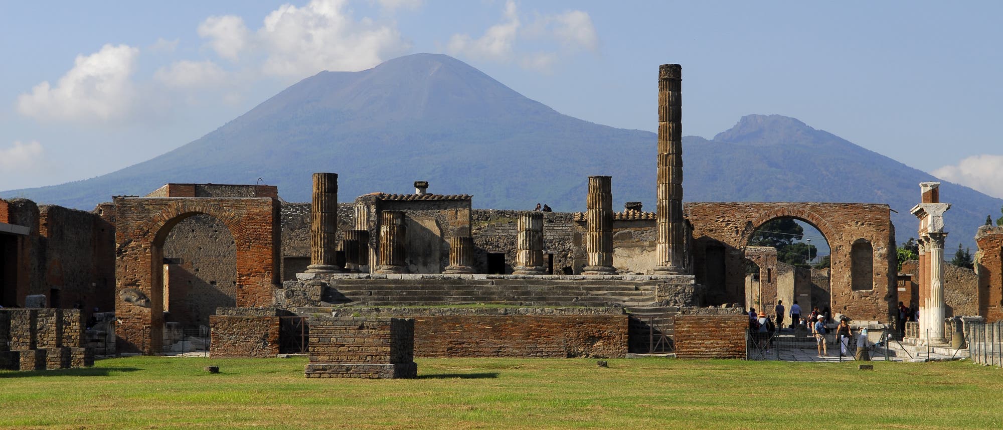 Ruinen von Pompeji mit Vesuv im Hintergrund