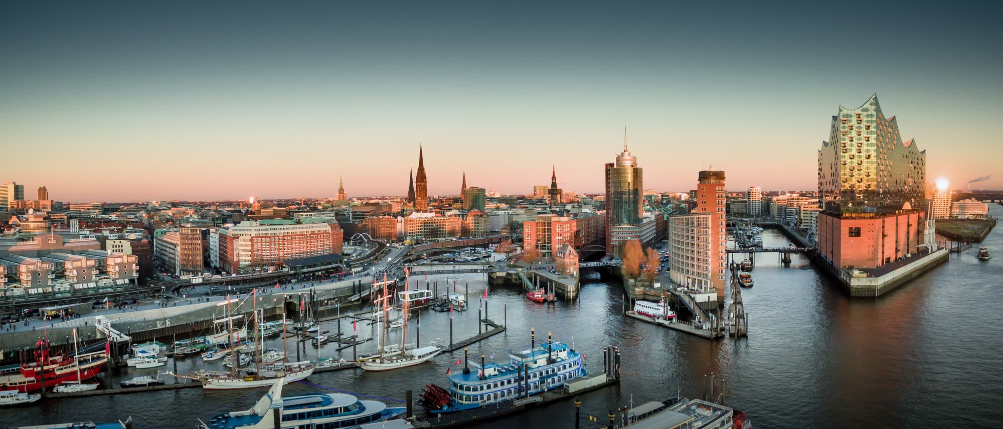 Hamburg, Blick über Sandtorkai, Hafencity, Speicherstadt und Altstadt.