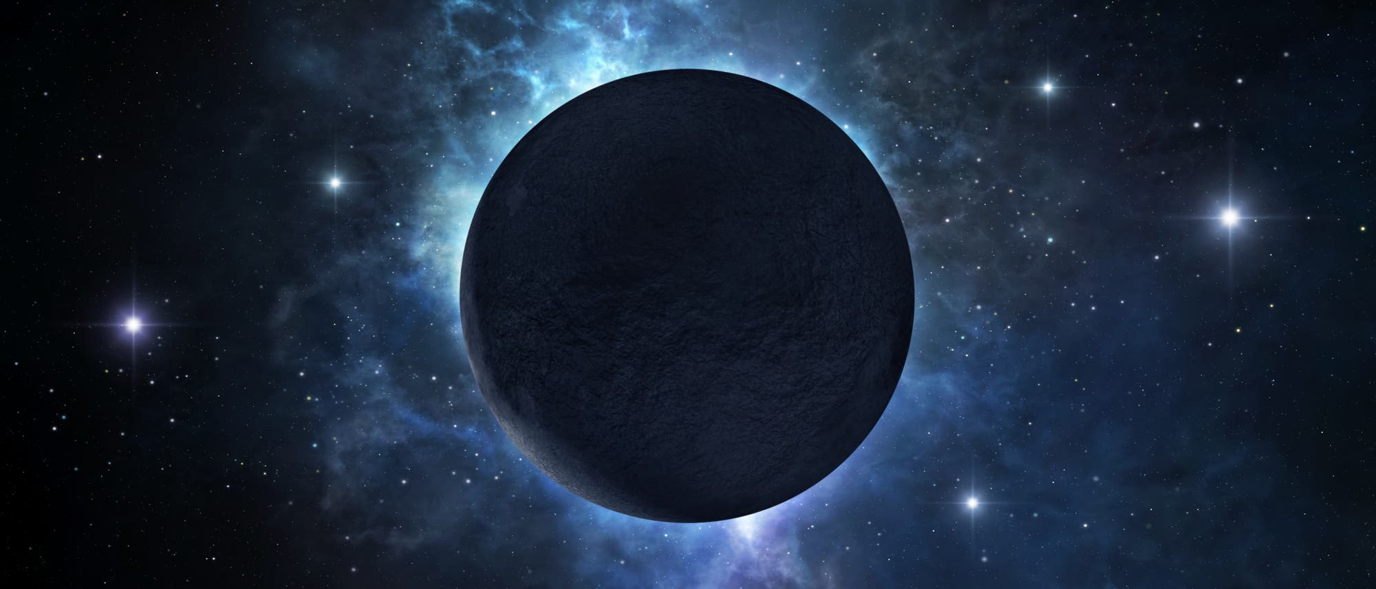 Dunkler Planet, der von hinten blau angestrahlt wird, im Universum.