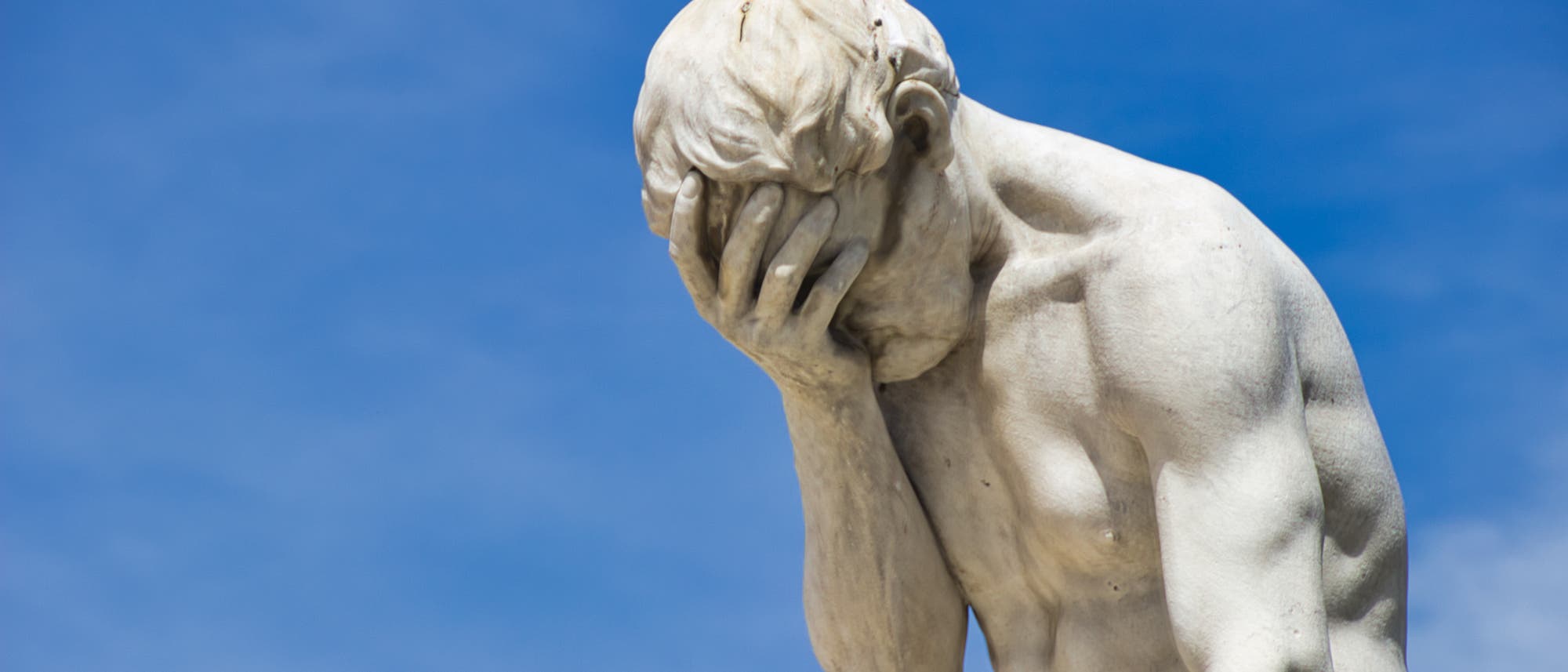 Statue des Kain von Henri Vidal im Jardin des Tuileries. Das Kunstwerk entstand vor dem Aufkommen von Social Media, der Bildhauer kann noch keine Facebook-Kommentare gekannt haben. Erstaunlich, aber wahr.