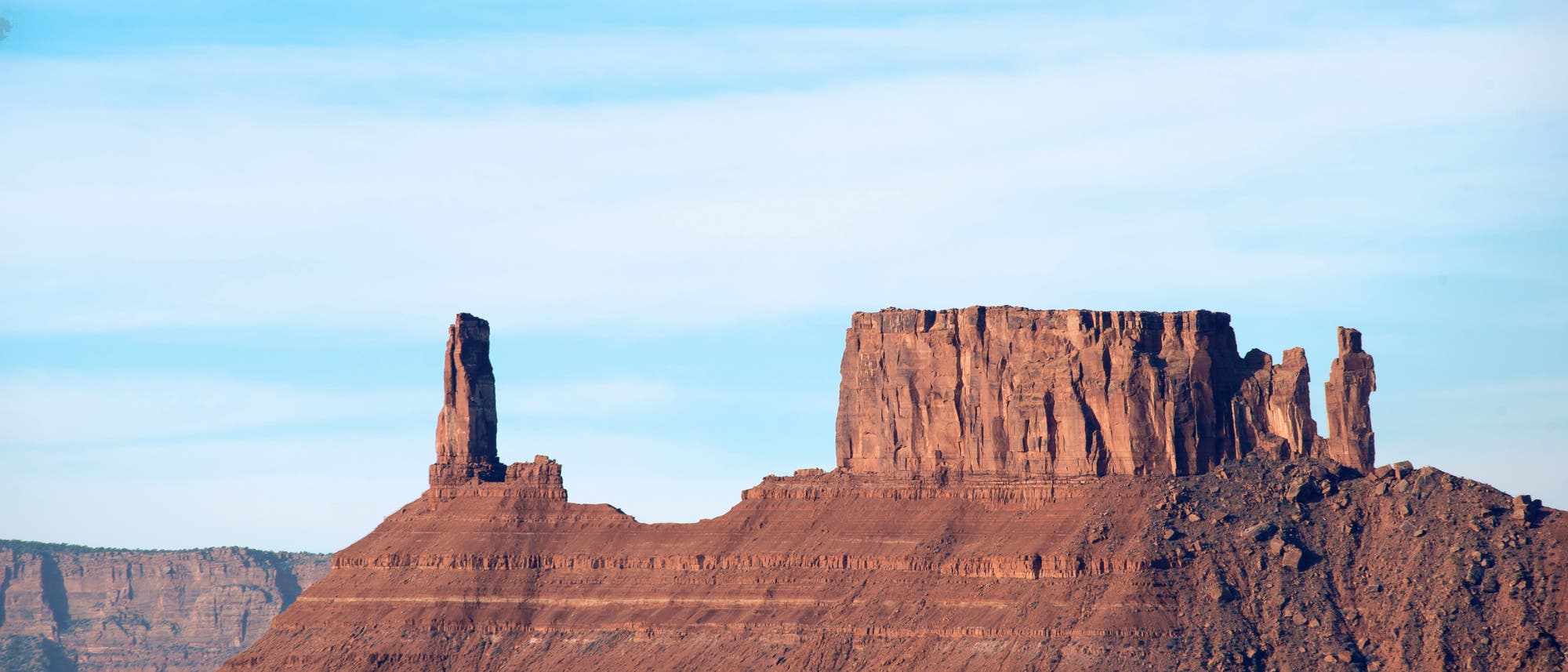 Der 120 Meter hohe Castleton Tower in Utah und die benachbarte, als The Rectory bezeichnete Felsformation sind Überreste eines dicken Sandsteinplateaus.