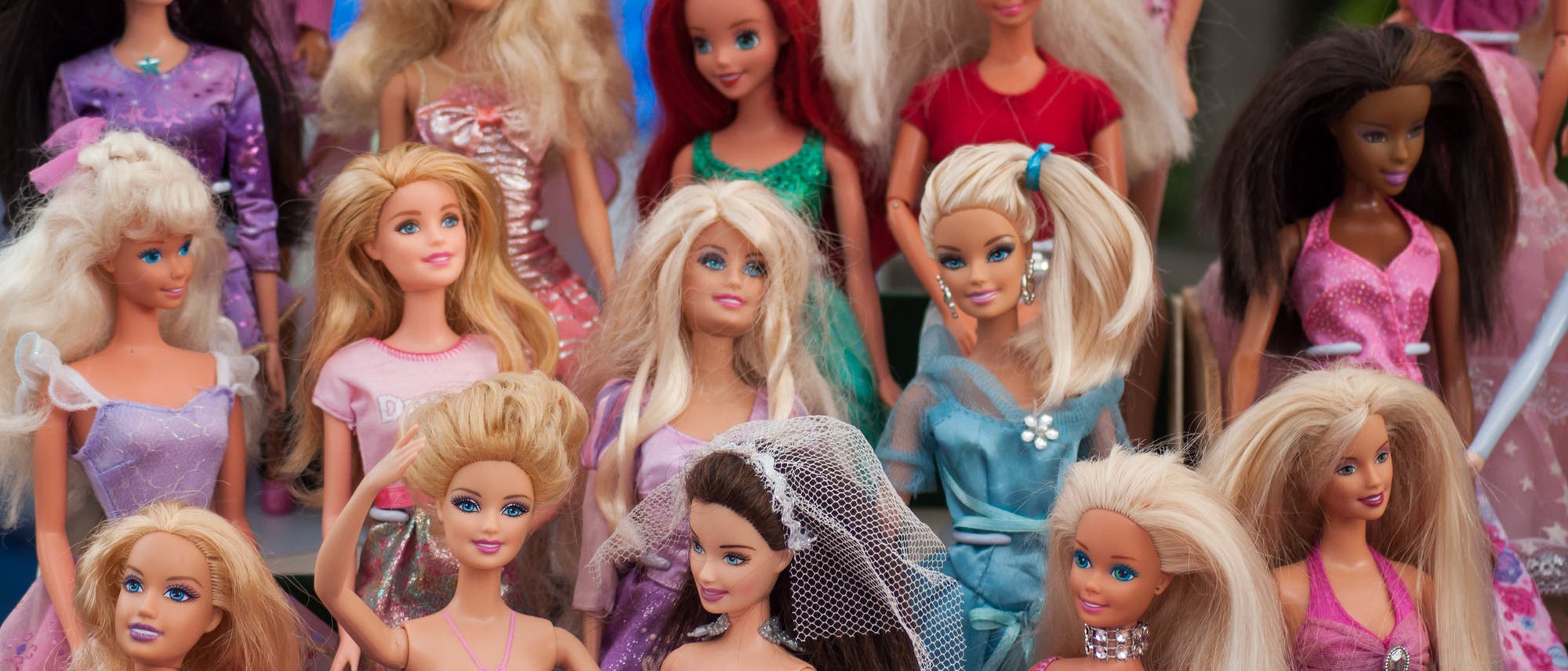 Eine Sammlung von Barbiepuppen auf einem Flohmarkt.