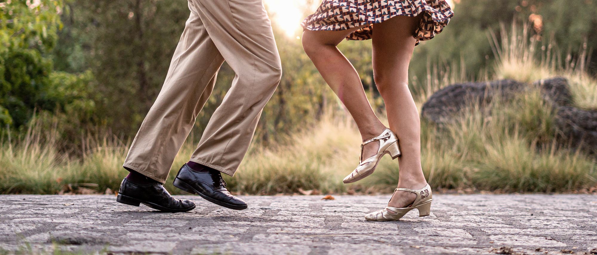 Beine eines Paares, das im Freien tanzt
