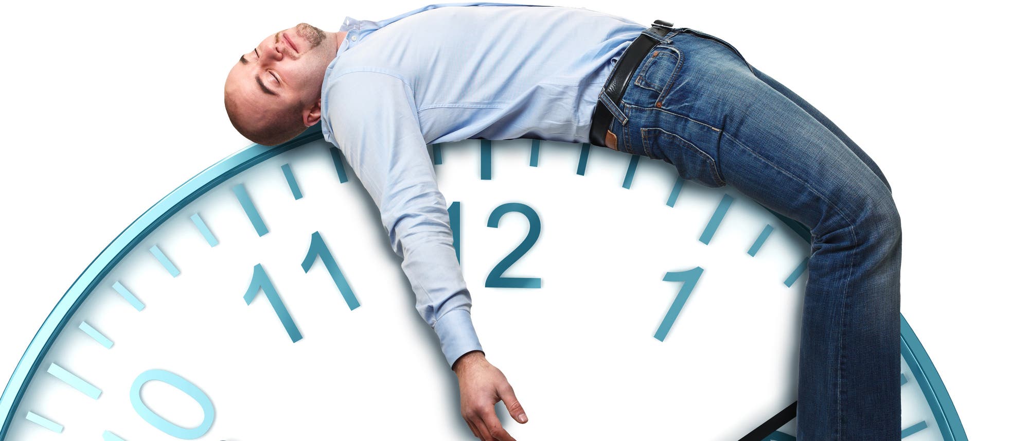 Auf einer riesigen Uhr liegt ein müder Mann und schläft